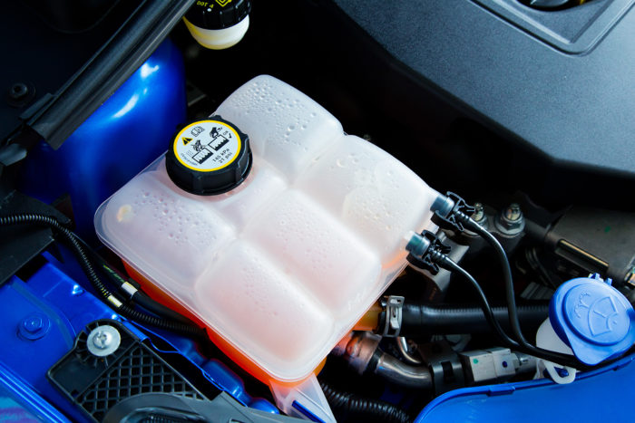 Flüssigkeitsbehälter in einem Motorraum, die von Befüllanlagen mit DDM Drucksensoren befüllt werden können | Liquid containers in an engine compartment that can be filled by filling systems with DDM pressure sensors