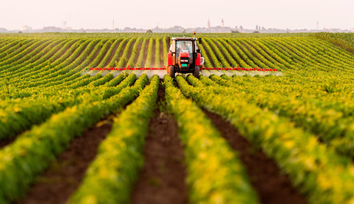 Traktor mit Durchflussmesser, bei der Dünger Ausbringung | Tractor with flow meter, during fertilizer application